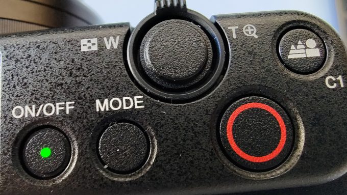 Sony ZV-1 Oberseite: Hintergrund Defokus Knopf und Videoauslöser
